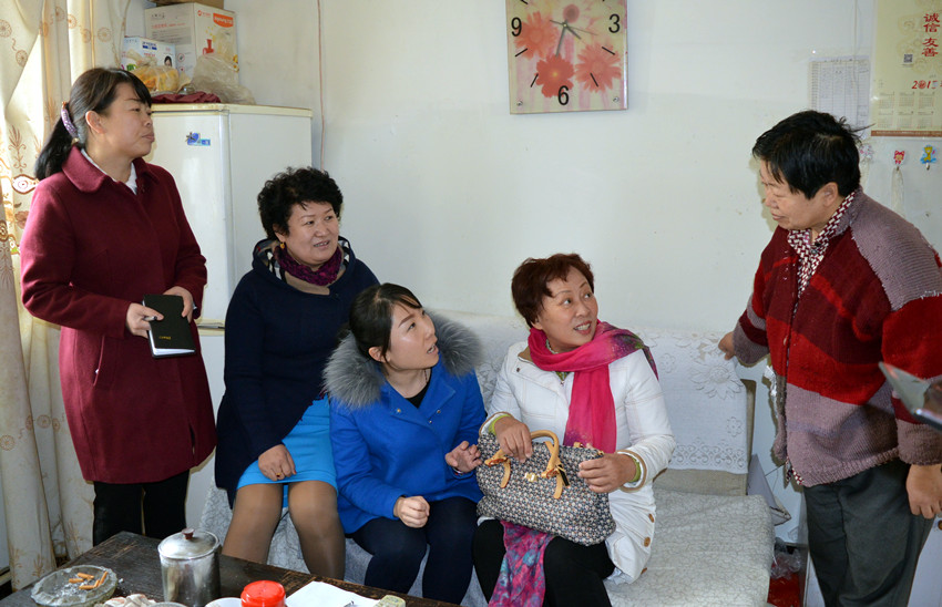 图为巴州残联“访惠聚”工作组“三八节”慰问残疾妇女,鼓励她们自尊、自强