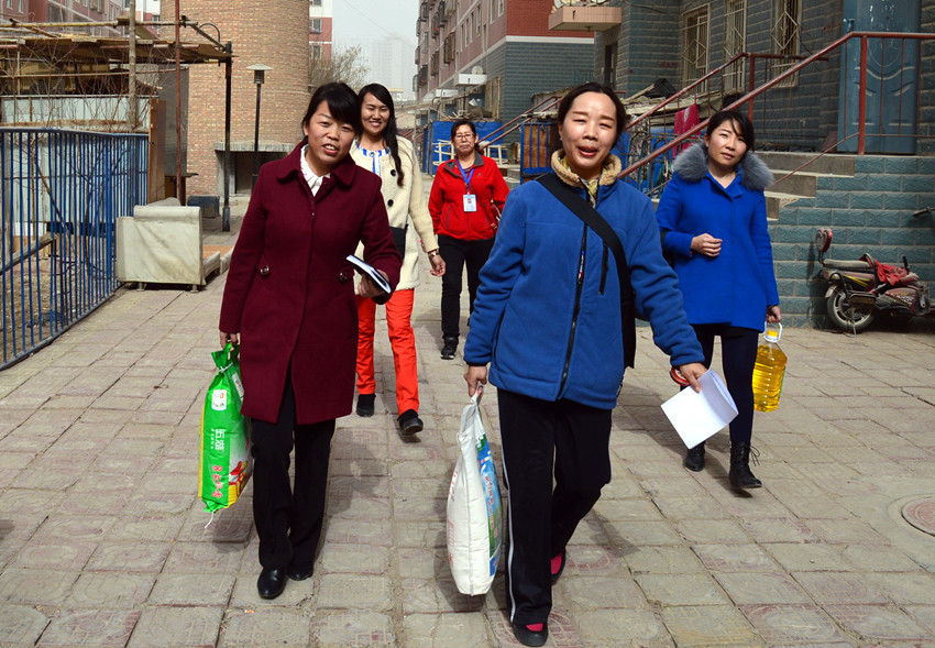图为巴州残联“访惠聚”工作组“三八节”慰问残疾妇女,鼓励她们自尊、自强